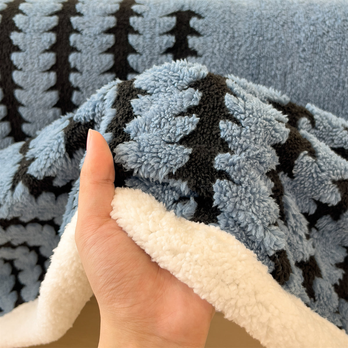 Textured Jacquard Throw Blanket – detail view 2