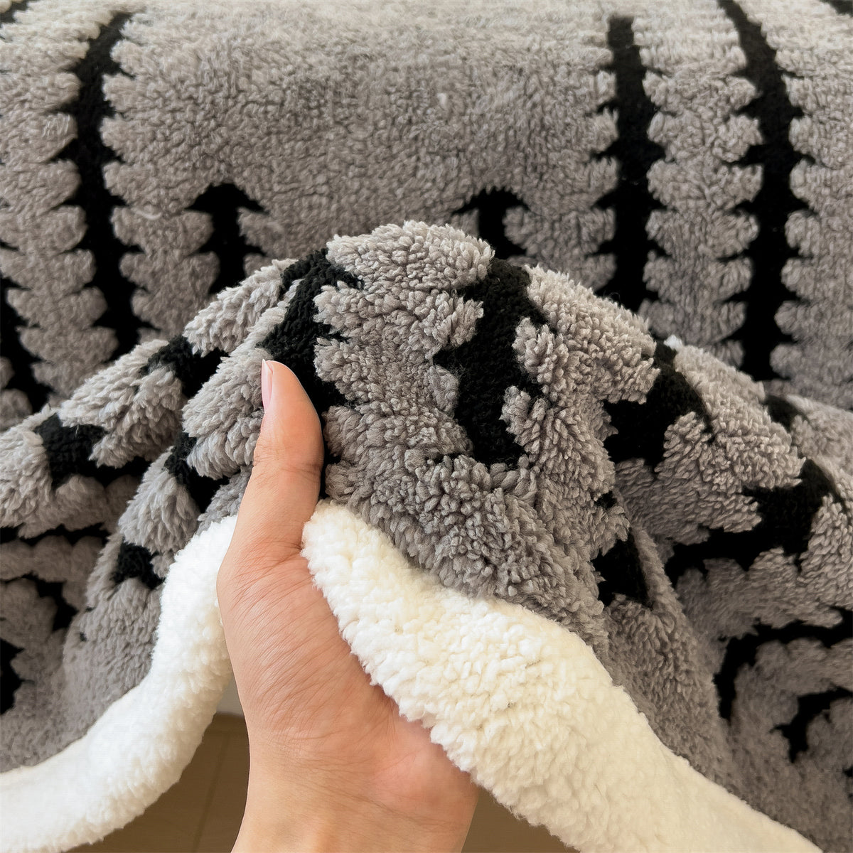 Textured Jacquard Throw Blanket – detail view 3